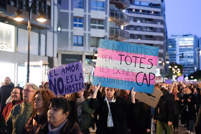 Archivo - Decenas de personas durante la manifestación del 8M (archivo)