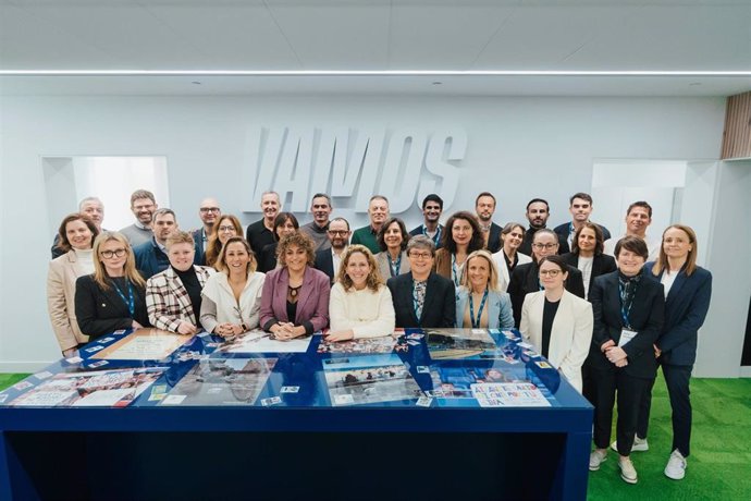 Foto de familia durante la celebración del Women's Leagues Forum en la sede de la Liga F