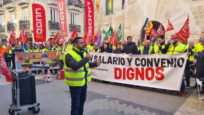 Imatge de la protesta enfront de Les Corts