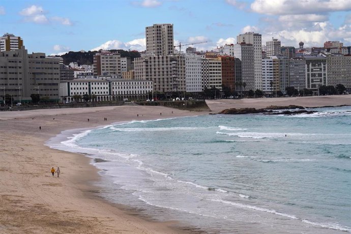 Archivo - Playas Orzán y Riazor, a 8 de abril de 2022, en A Coruña, Galicia (España). A Coruña es una ciudad para pasear y disfrutar, con playas en pleno centro y, presidido por la Torre de Hércules, un largo Paseo Marítimo que la rodea casi por completo.