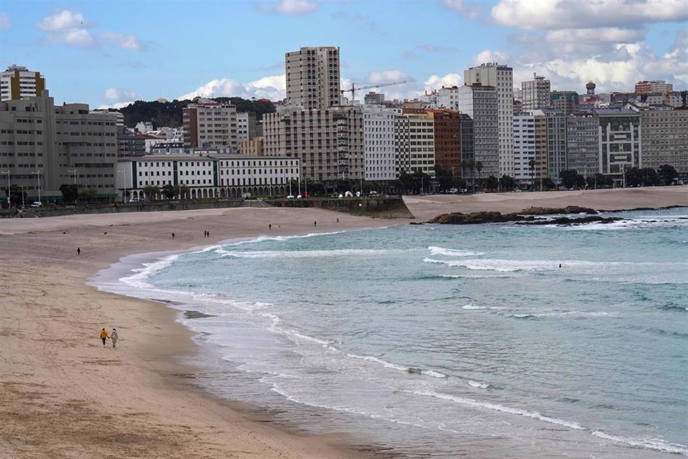 Archivo - Playas Orzán y Riazor, a 8 de abril de 2022, en A Coruña, Galicia (España). A Coruña es una ciudad para pasear y disfrutar, con playas en pleno centro y, presidido por la Torre de Hércules, un largo Paseo Marítimo que la rodea casi por complet