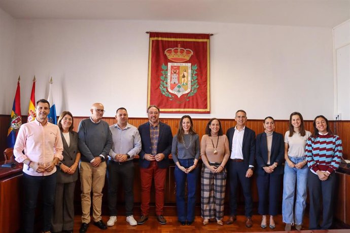 La consejera de Empleo del Gobierno de Canarias, Jessica de León (c), en la presentación del Plan de Empleo de la isla