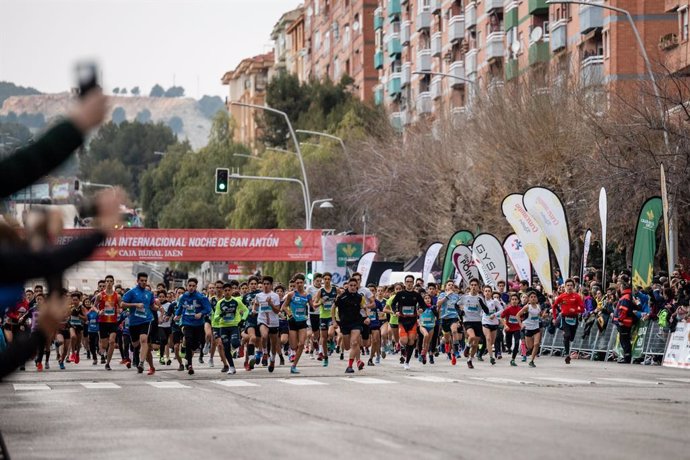 Archivo - Los atletas en la carrera de San Antón 2024.