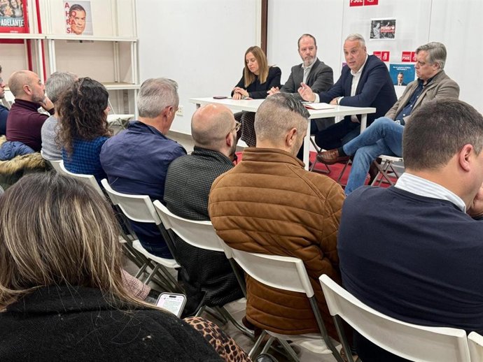 Ruiz Boix reunido con integrantes de las agrupaciones socialistas de la Bahía de Cádiz.