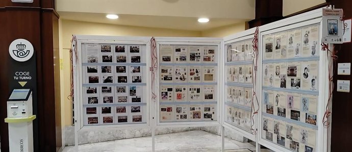 Exposición filatélica sobre carnaval en la oficina de Correos de Cádiz.