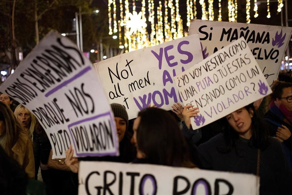 Archivo - Varias mujeres muestran carteles, durante una manifestación por el 25N, a 25 de noviembre de 2023, en Barcelona, Catalunya (España).