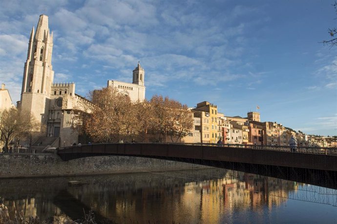 Archivo - Vista del río Onyar con la Catedral  y la Iglesia de Sant Feliu, a 30 de diciembre de 2021, en Girona (Catalunya)