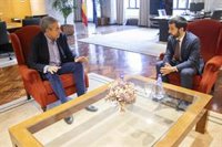 Bustinduy aborda con Zapatero la necesidad de que administraciones públicas cumplan las cláusulas sociales en contratos