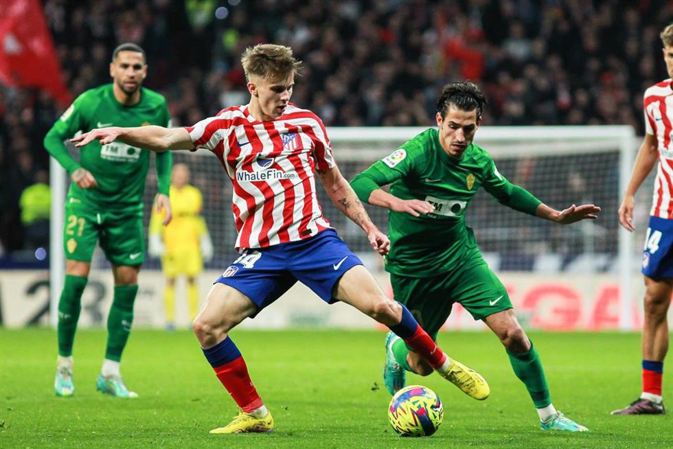 Archivo - Pablo Barrios of Atletico de Madrid and Pere Milla of Elche CF in action during the Spanish League, La Liga Santander, football match played between Atletico de Madrid and Elche CF at Civitas Metropolitano stadium on December 29, 2022, in Madr