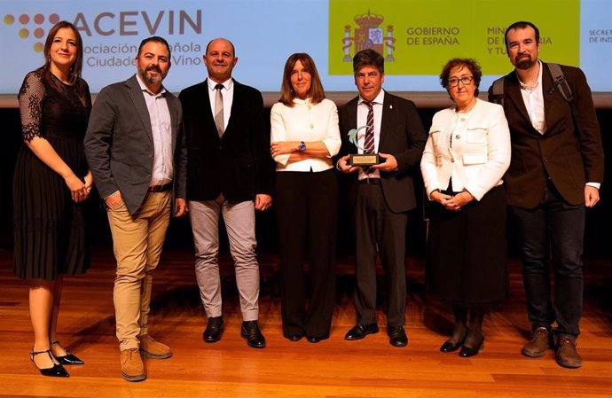 El presidente de la Campiña Sur, Miguel Ruz (tercero por la izda.), en la entrega del Premio Ruta del Vino.