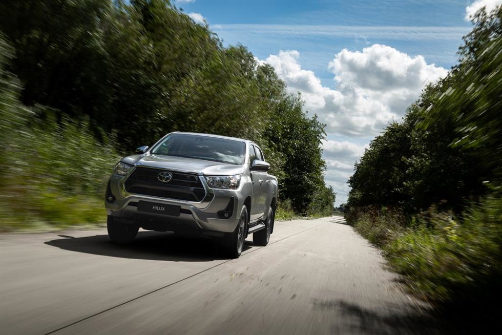 Toyota lanza en España la nueva Toyota Hilux Mild Hybrid de 48V desde 51.520 euros para particulares.