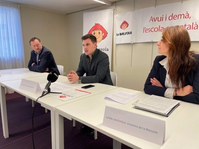 El pare d'un alumne de La Bressola, Alexandre Torra; el president de La Bressola, Guillem Nivet, i la tresorera de l'associació, Juliette Lauduique, en la conferència de premsa aquest dimarts