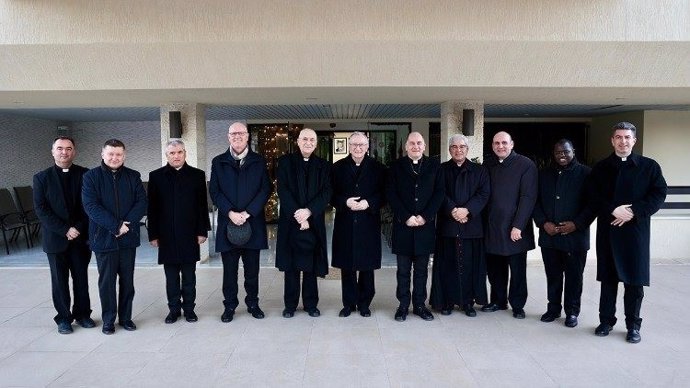 El cardenal secretario de Estado vaticano, Pietro Parolin, con los nuncios de Oriente Próximo.