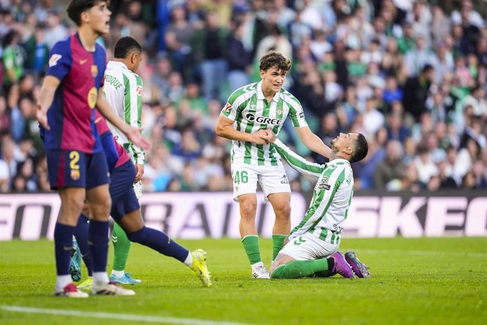 Archivo - Chimy Avila of Real Betis laments during the Spanish league, LaLiga EA Sports, football match played between Real Betis and FC Barcelona at Benito Villamarin stadium on December 7, 2024, in Sevilla, Spain.