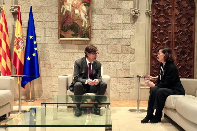 El presidente de la Generalitat, Salvador Illa, y la presidenta del Consejo de Estado, Carmen Calvo, han mantenido este martes un encuentro en el Palau de la Generalitat