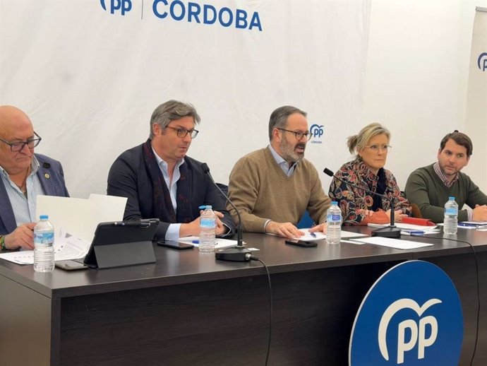 Molina (centro), durante su intervención en el acto en Aguilar de la Frontera.