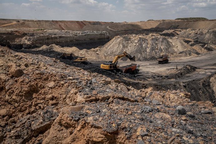 Archivo - MPUMALANGA, Aug. 18, 2023  -- Mining vehicles are seen at a coal mine in Mpumalanga Province, South Africa, March 16, 2023. South Africa, to hold the 15th BRICS summit this month, is the southernmost country in Africa. It is the only country in 