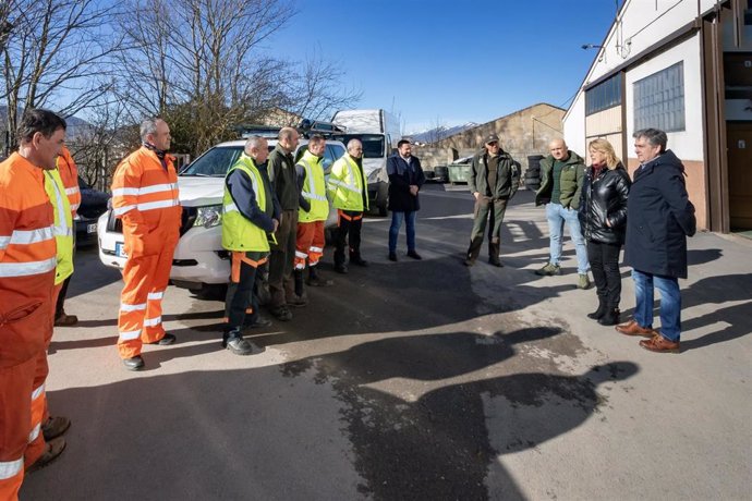 La Consejera De Desarrollo Rural, Ganadería, Pesca Y Alimentación, María Jesús Susinos, Visita La Nave De La Comarca Forestal 5.