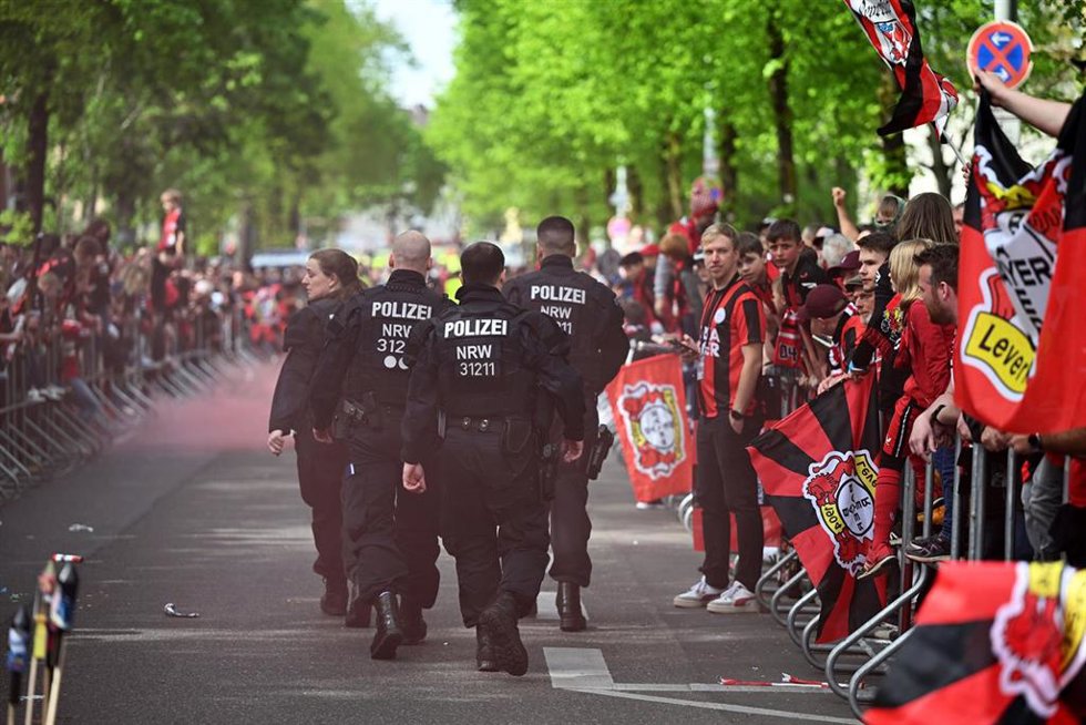 Archivo - 14 April 2024, North Rhine-Westphalia, Leverkusen: Police officers walk between the Leverkusen fans welcoming the team bus prior to the start of the German Bundesliga soccer match between Bayer 04 Leverkusen and SV Werder Bremen at BayArena. P