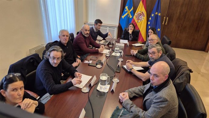 Reunión de la delegada del Gobierno en Asturias, Adriana Lastra, y el jefe sustituto de la Demarcación de Carreteras del Estado en Asturias, Rosendo Martínez, con el alcalde de Ribadesella y los portavoces de los grupos municipales