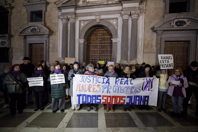 Concentración frente a la sede del Tribunal Superior de Justicia de Andalucía en Granada en apoyo al caso de Juana Rivas y por las madres protectoras y sus hijos o hijas.