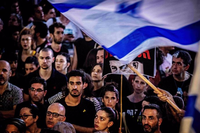 Archivo - September 1, 2024, Tel Aviv, Israel: A protestor holds a placard showing the eyes of Israeli Prime Minister Benjamin Netanyahu, during the demonstration. Organizers claim that over 700,000 Israelis surged into the streets in cities throughout th