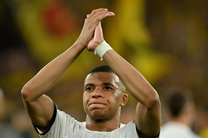 Archivo - 01 May 2024, North Rhine-Westphalia, Dortmund: Paris Saint-Germain's Kylian Mbappe thanks the fans after the UEFA Champions League semi-final first leg soccer match between Borussia Dortmund and Paris Saint-Germain at Signal Iduna Park. Photo: B