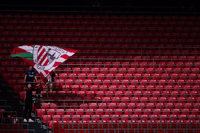 Archivo - A supporter of Athletic Club shows a flag during the LaLiga EA Sports match between Athletic Club and RCD Espanyol at San Mames on October 19, 2024, in Bilbao, Spain.