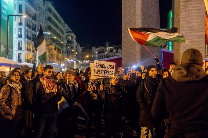 Decenas de personas durante una concentración contra la participación del equipo israelí Maccabi Tel Aviv en un partido de la Euroliga de Baloncesto, en la Avenida Felipe II, a 14 de enero de 2025, en Madrid (España). Podemos ha solicitado al Gobierno que