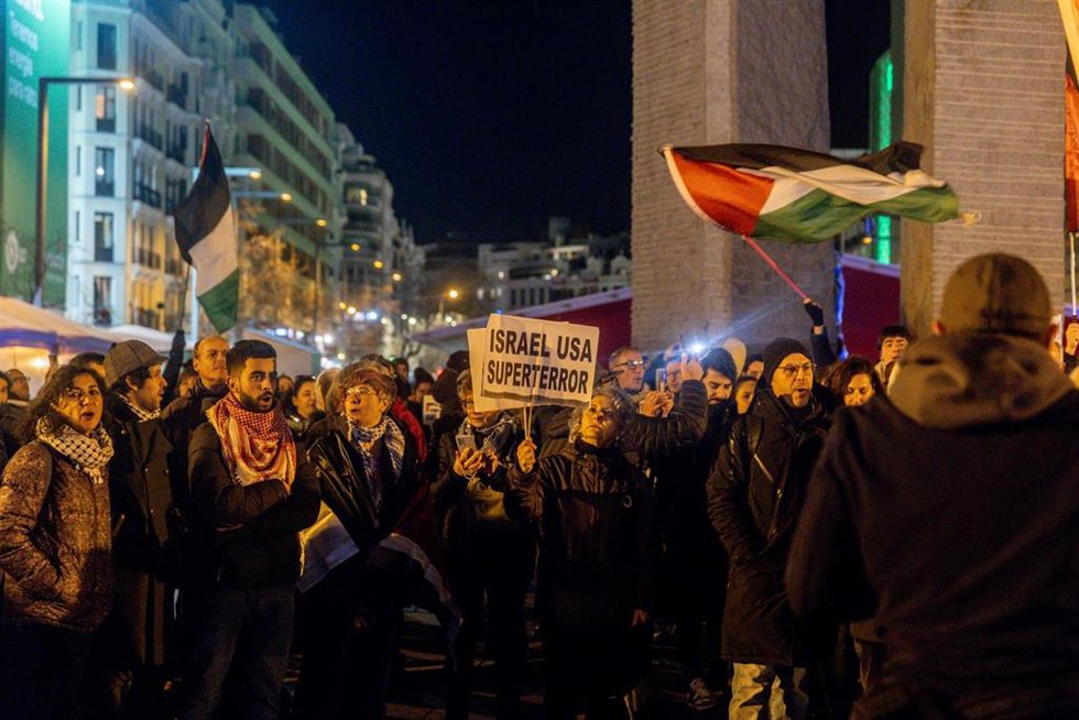 Decenas de personas durante una concentración contra la participación del equipo israelí Maccabi Tel Aviv en un partido de la Euroliga de Baloncesto, en la Avenida Felipe II, a 14 de enero de 2025, en Madrid (España). Podemos ha solicitado al Gobierno q