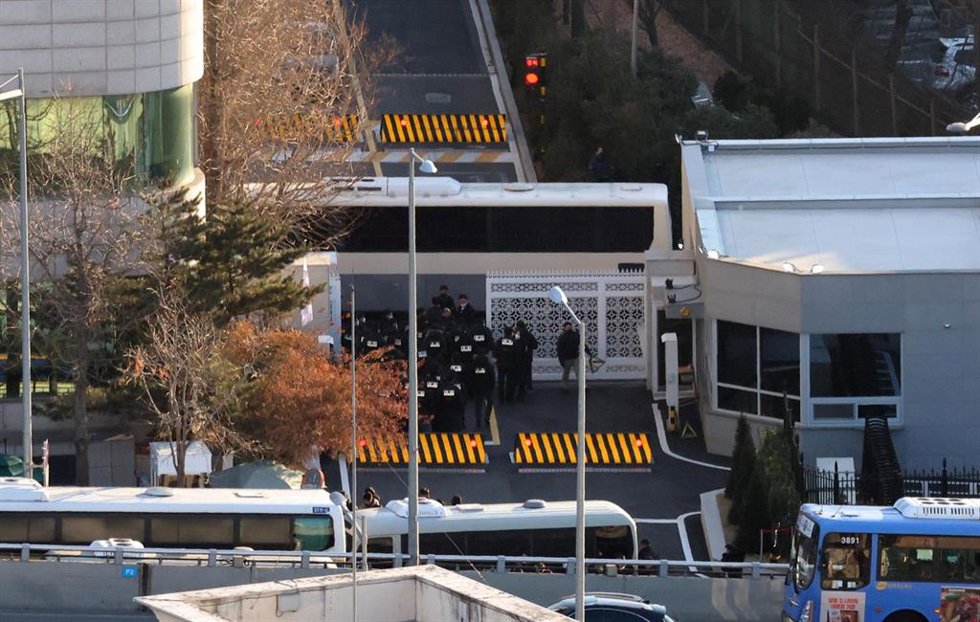 Investigadores y policías surcoreanos se preparan para ingresar en la residencia oficial del destituido presidente Yoon Suk Yeol a 3 de enero (Archivo)