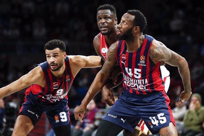 Timothé Luwawu-Cabarrot, Moustapha Fall y Donta Hall en el Baskonia-Olympiacos 