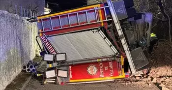 Heridos tres bomberos tras volcar su camión en Peñafiel (Valladolid)