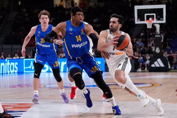 Facundo Campazzo of Real Madrid and Jasiel Rivero of Maccabi Tel Aviv in action during the Turkish Airlines EuroLeague, Regular Season round 21, basketball match played between Real Madrid and Maccabi Playtika Tel Aviv at Movistar Arena on January 14, 202