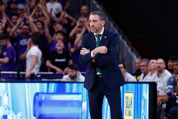 Archivo - Ibon Navarro, head coach of Unicaja, looks on during the Spanish League, Liga ACB Endesa, basketball match played between Real Madrid and Unicaja at WiZink Center on December 8, 2024, in Madrid, Spain.