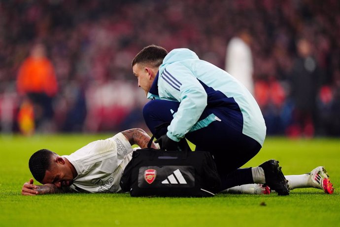 12 January 2025, United Kingdom, London: Arsenal's Gabriel Jesus recieves treatment from medical staff after going down injured during the England FA Cup third round soccer match between Arsenal and Manchester United at the Emirates Stadium. Photo: Mike E