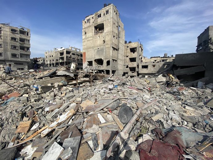 January 14, 2025, Gaza City, Gaza Strip, Palestinian Territory: Residents inspect buildings damaged in the Israeli attack, in Gaza City, Gaza on January 14, 2025. Israel's attacks on the Gaza Strip continue. Israeli warplanes targeted a building in Gaza