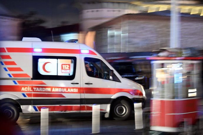 Archivo - Imagen de archivo de una ambulancia en Estambul