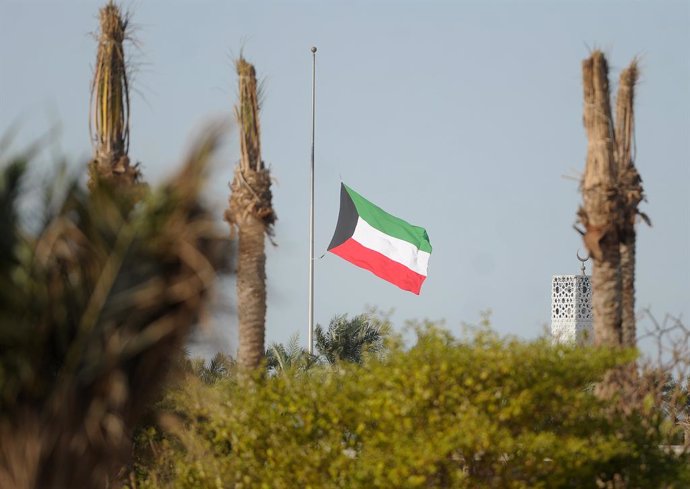 Archivo - KUWAIT Kuwait City, Jan. 11, 2020  The Kuwaiti national flag flies at half-mast above the Sheikh Jaber Al-Ahmad Cultural Centre to mourn the demise of the Sultan of Oman Qaboos bin Said, in Kuwait City, Kuwait, on Jan. 11, 2020. Kuwaiti Emir She