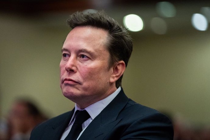 Archivo - November 13, 2024, Washington, District Of Columbia, USA: ELON MUSK listens as United States President-elect Donald Trump speaks during a meeting with US House Republicans at the Hyatt Regency hotel in Washington.