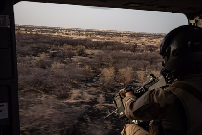 Archivo - Vista de un soldado a bordo de un helicóptero sobre la ciudad de Gao en Malí (archivo)