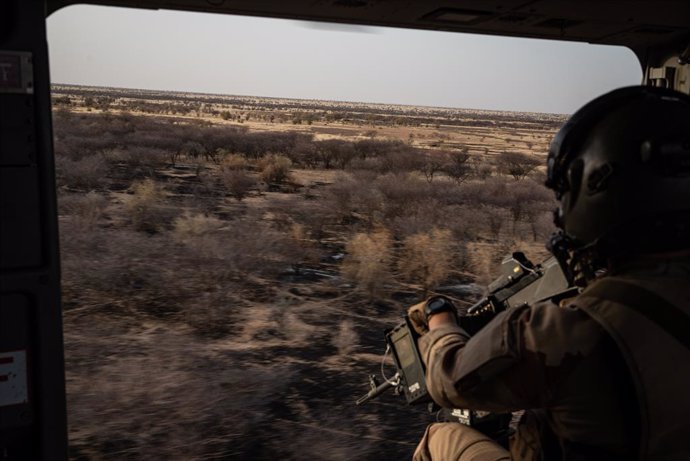 Archivo - April 14, 2022, Gao, Gao, Mali: A GTD-Aerocombat MOS aboard an NH90 ''Caiman'' assault helicopter over the city of Gao after returning from the FOB (forward operating base) in Gossi; April 14, 2022