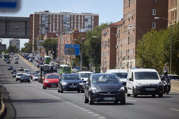 Archivo - Varios coches circulando en la A-5 el pasado octubre