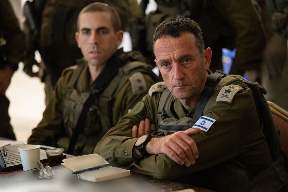 Fotografía de archivo del jefe del Estado Mayor de las Fuerzas Armadas israelíes, Herzi Halevi (d)