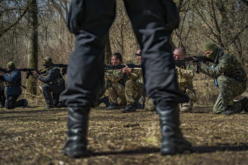 Archivo - 31 March 2022, Ukraine, Zaporizhzhia: Civilian volunteers wear uniforms as they practice in a military exercise.