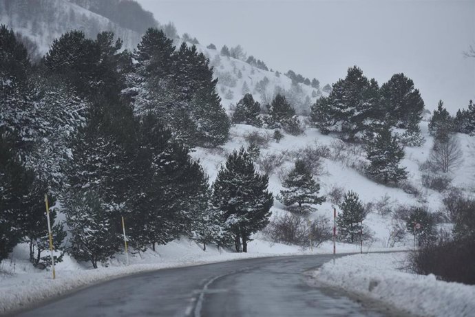 Archivo - Tráfico en Formigal tras la llegada de un temporal que traslada una masa de aire ártico a la Península Ibérica, a 9 de diciembre de 2024, en Huesca, Aragón (España). 