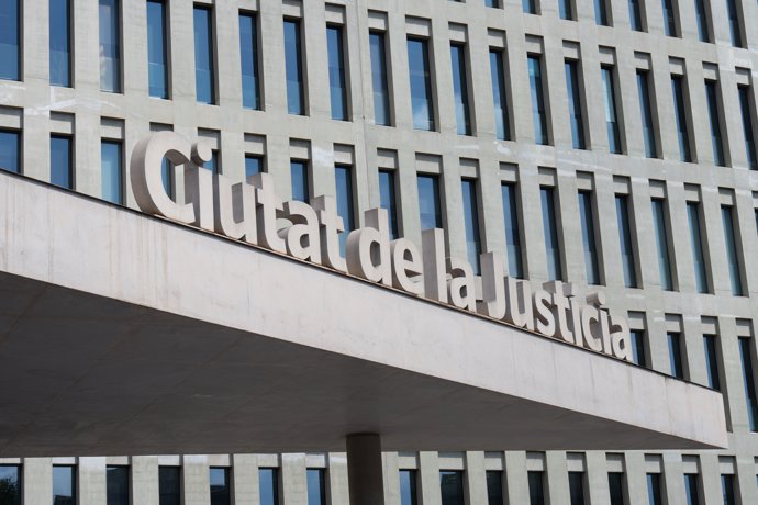 Vista de la fachada de la Ciutat de la Justicia, a 2 de agosto de 2023, en Barcelona, Catalunya (España).