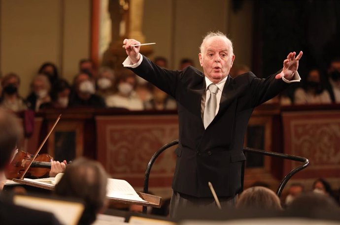 Archivo - El director de Orquesta Daniel Barenboim dirige el ensayo del Concierto de Año Nuevo 2022 de la Filarmónica de Viena en la Gran Sala de la Musikverein de Viena. 