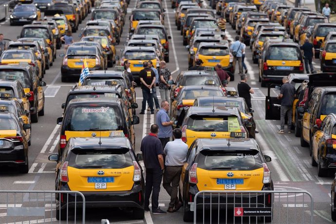 Archivo - Marcha lenta de taxis de Élite Taxi, en la plaza de España, a 28 de mayo de 2024, en Barcelona, Catalunya (España).