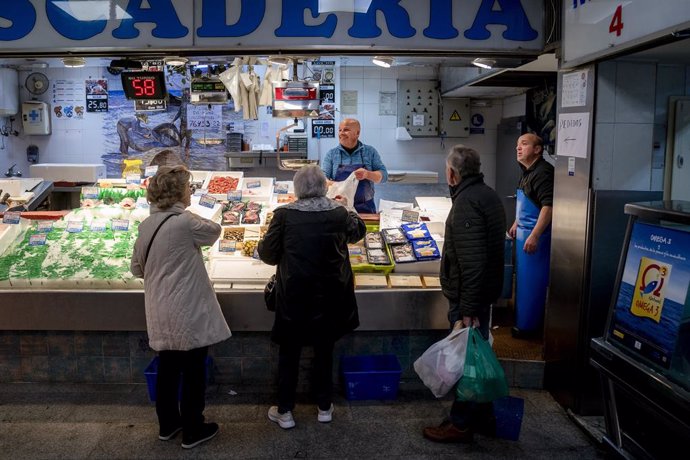 Varias personas hacen compras de última hora en un mercado, a 31 de diciembre de 2024, en Madrid (España). El coste de la compra de productos típicos navideños ha acelerado su subida de cara a la cena de Nochevieja. La Organización de Consumidores ha reve